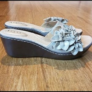 BORN Mel Sandal slide. Floral embellishment Size 8